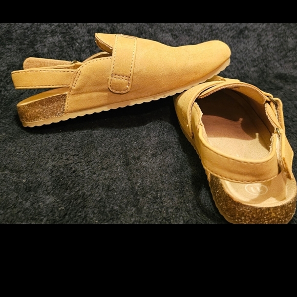 Cat & Jack Other - Girls Cat & Jack clogs size 11